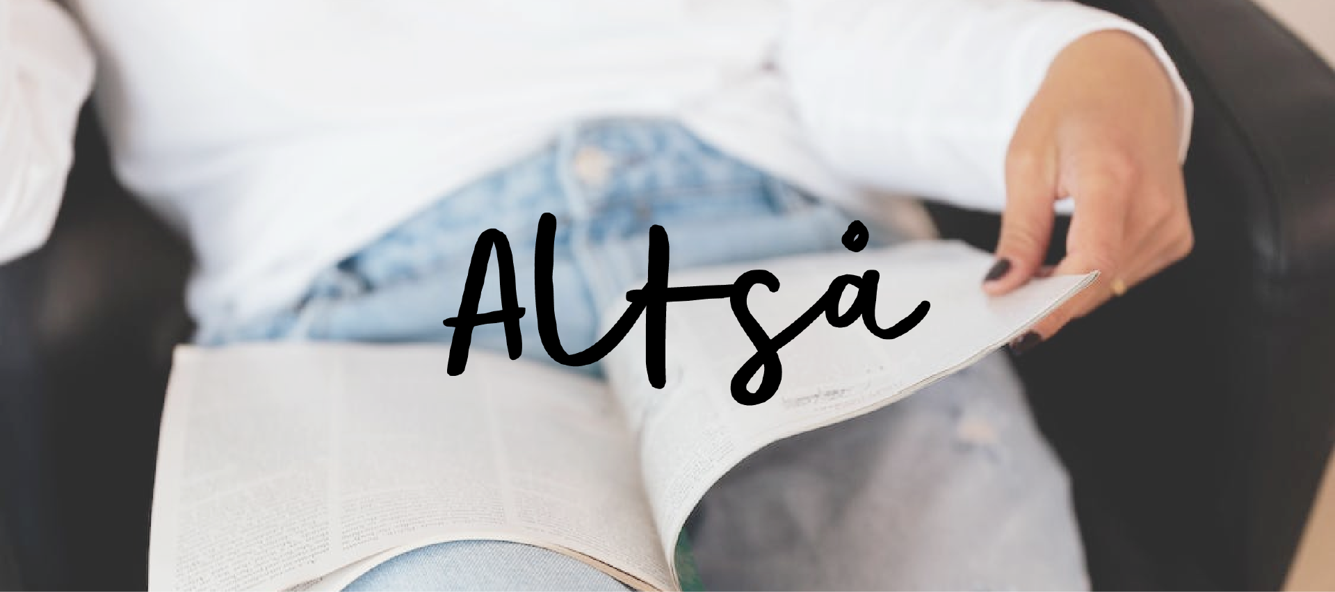 Altså logo med en kvinne som leser et magasin i bakgrunnen